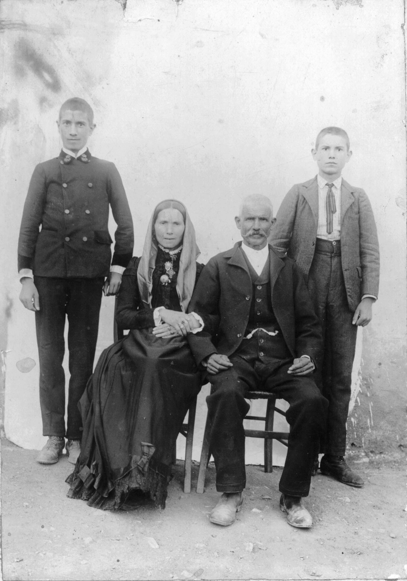 La famiglia Lussu: Giovanni e Lucia Mereu con i figli Emilio e Giuseppe sulla sinistra