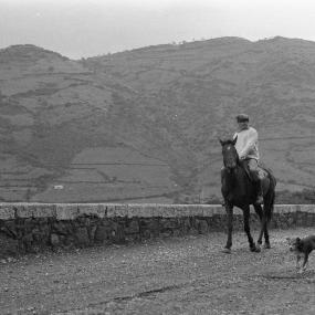 Pastore a cavallo sulla statale 387, ad Armungia, nel 1970