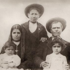 Pietro Cabboi con la moglie Elena Orrù e i figli. Tra loro, sulla destra, Maria vestita di bianco